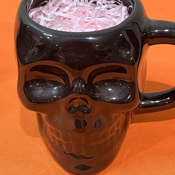 Royal Norfolk Black Skull Mug - Picture 8 of 8